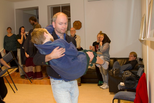 Bob Chratchit (Ola Kagebäck) bär sin handikappade son (Albin Johansson) som somnat på julnatten.